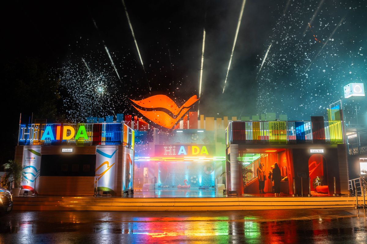 Mehrstöckige Festival-Container-Anlage mit Dachterrasse und Branding AIDA Festivalcontainer Markenaktivierung auf dem Superbloom Festival